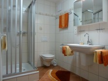 Badezimmer mit Dusche